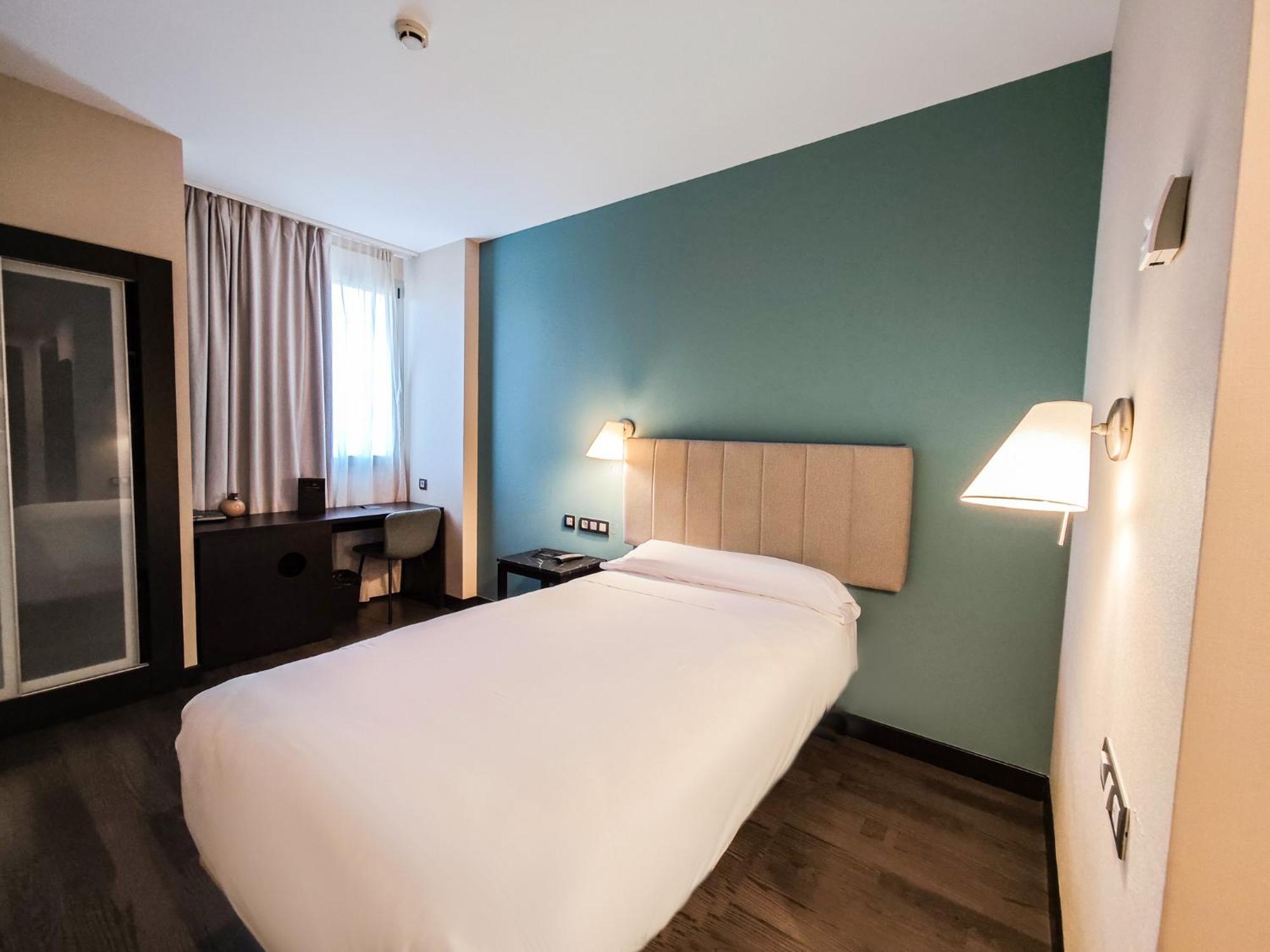 Azz Pamplona Norte Hotel Berriozar Exterior photo