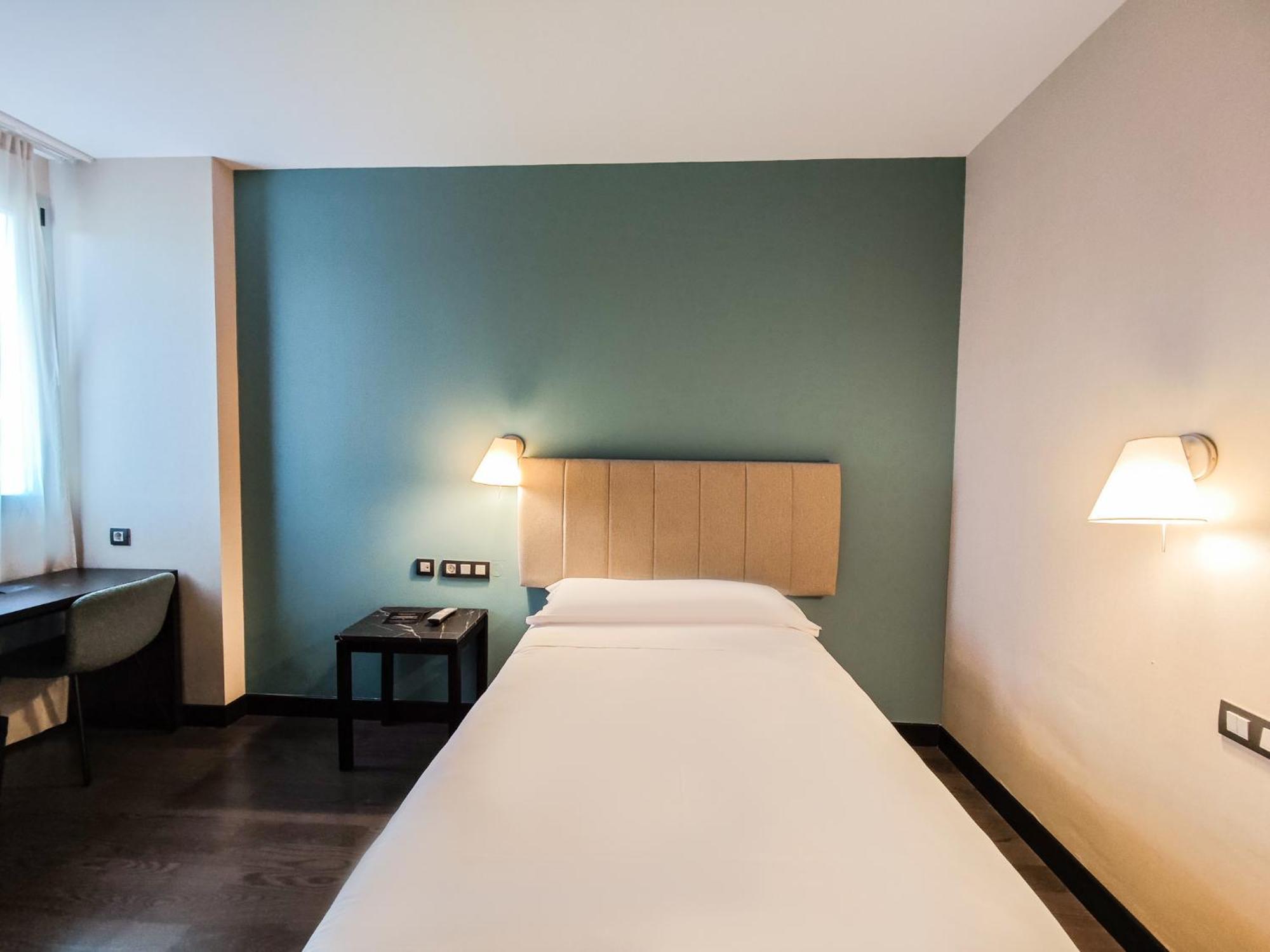 Azz Pamplona Norte Hotel Berriozar Exterior photo