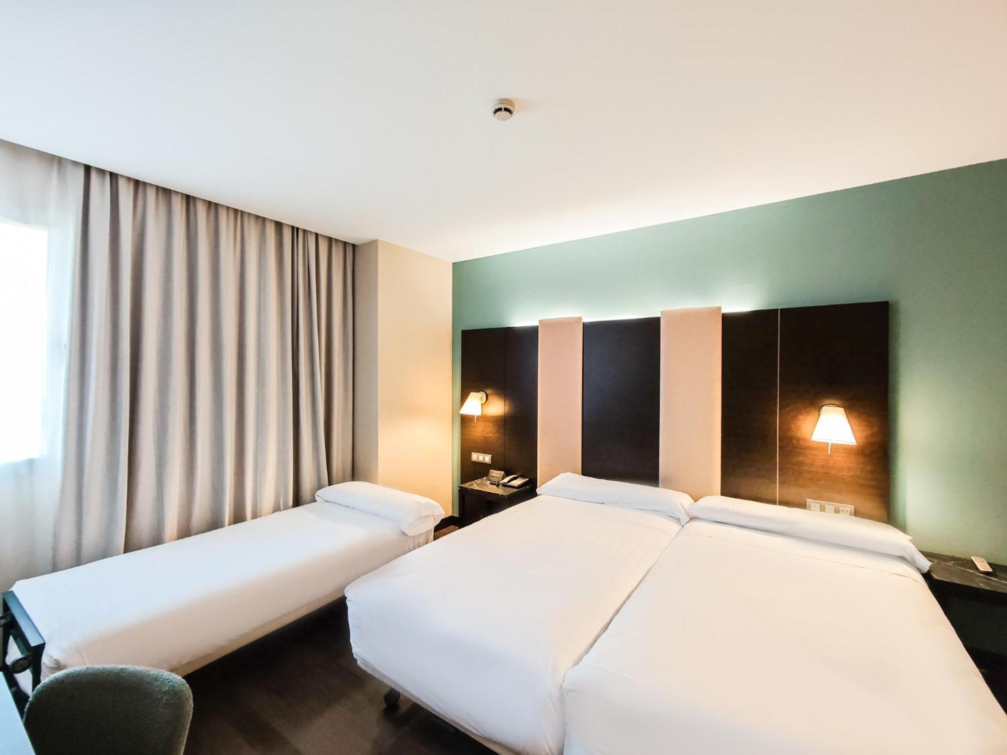 Azz Pamplona Norte Hotel Berriozar Exterior photo