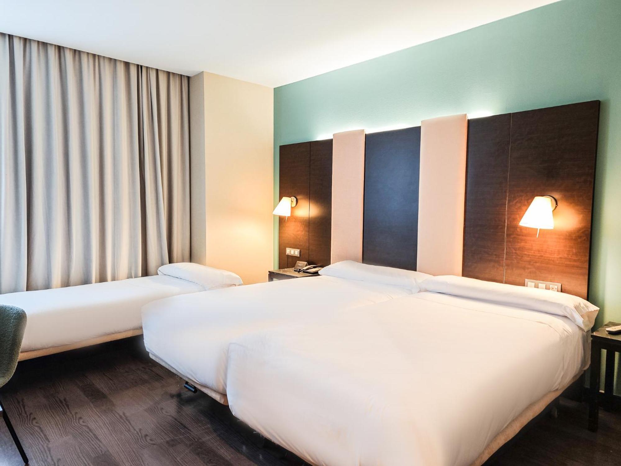 Azz Pamplona Norte Hotel Berriozar Exterior photo