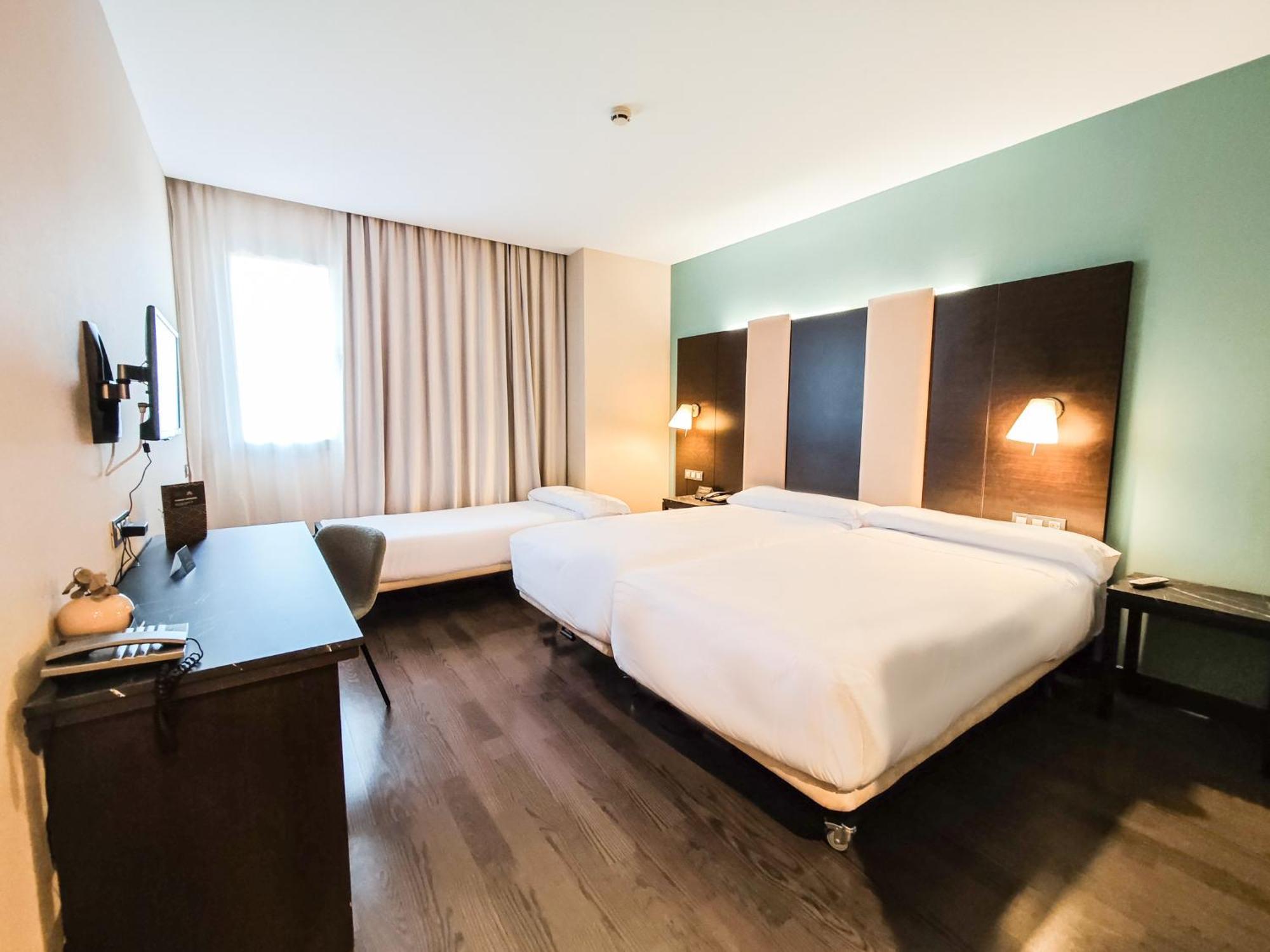 Azz Pamplona Norte Hotel Berriozar Exterior photo